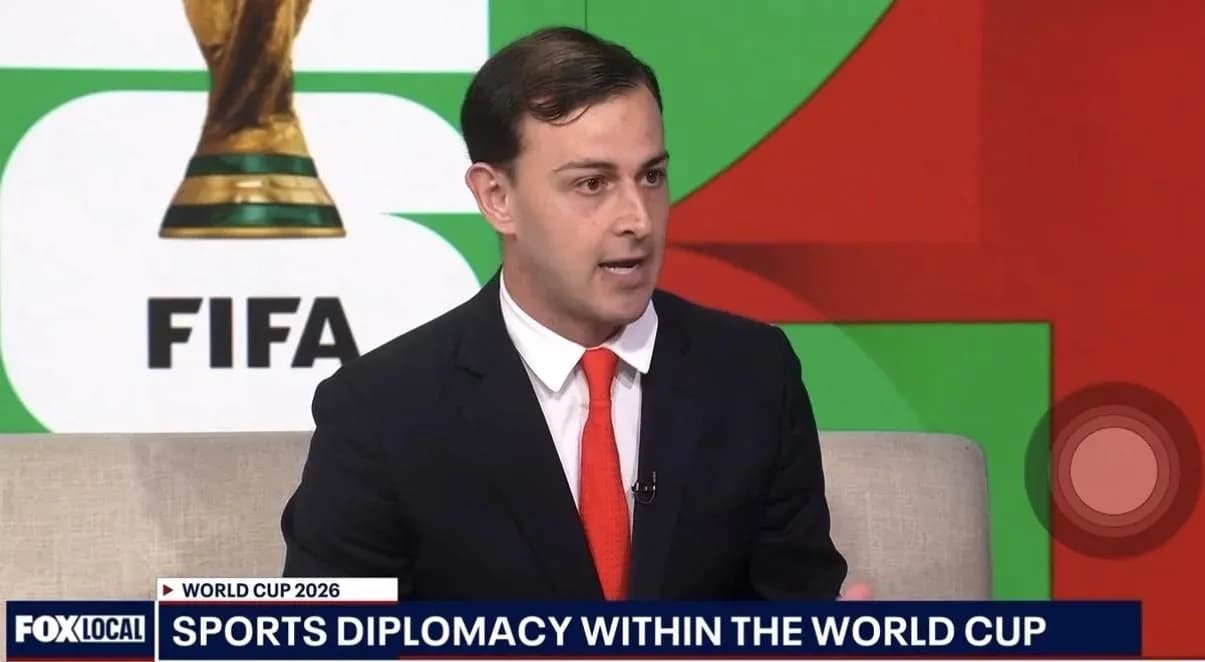 Muzokiruvchi FIFA Jahon Kubogi haqida gapirmoqda Muzokiruvchi FIFA Jahon Kubogi haqida gapirmoqda