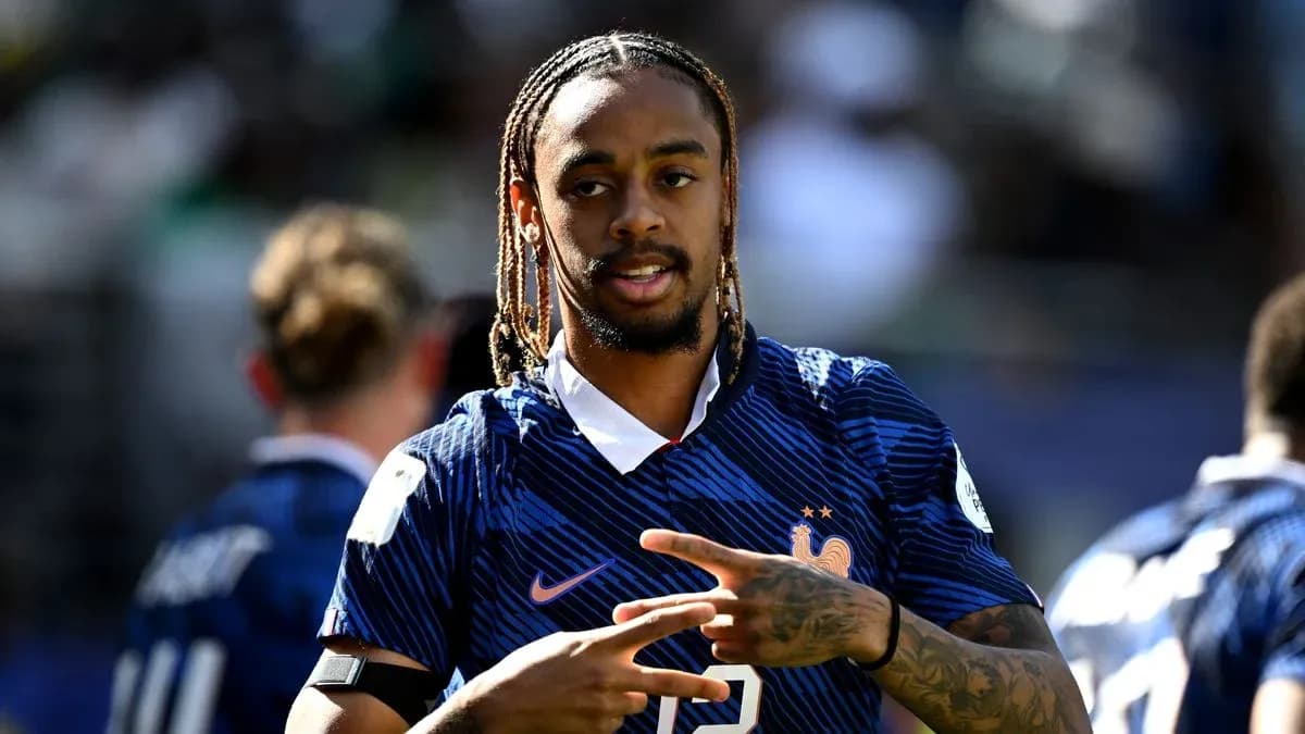 Futbolchi mashg'ulotda, Frantsiya futbol formasi kiygan Futbolchi mashg'ulotda, Frantsiya futbol formasi kiygan