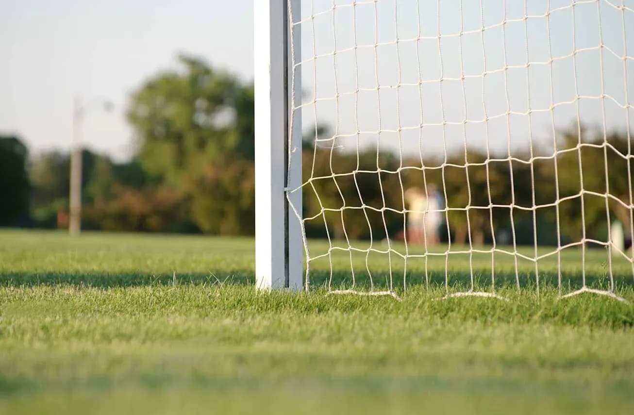 Burchakdan ko'rinayotgan futbol darvozasining burchagi Burchakdan ko'rinayotgan futbol darvozasining burchagi