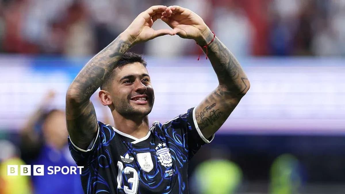Futbolchi g'alaba nishonlayotgan paytida Futbolchi g'alaba nishonlayotgan paytida