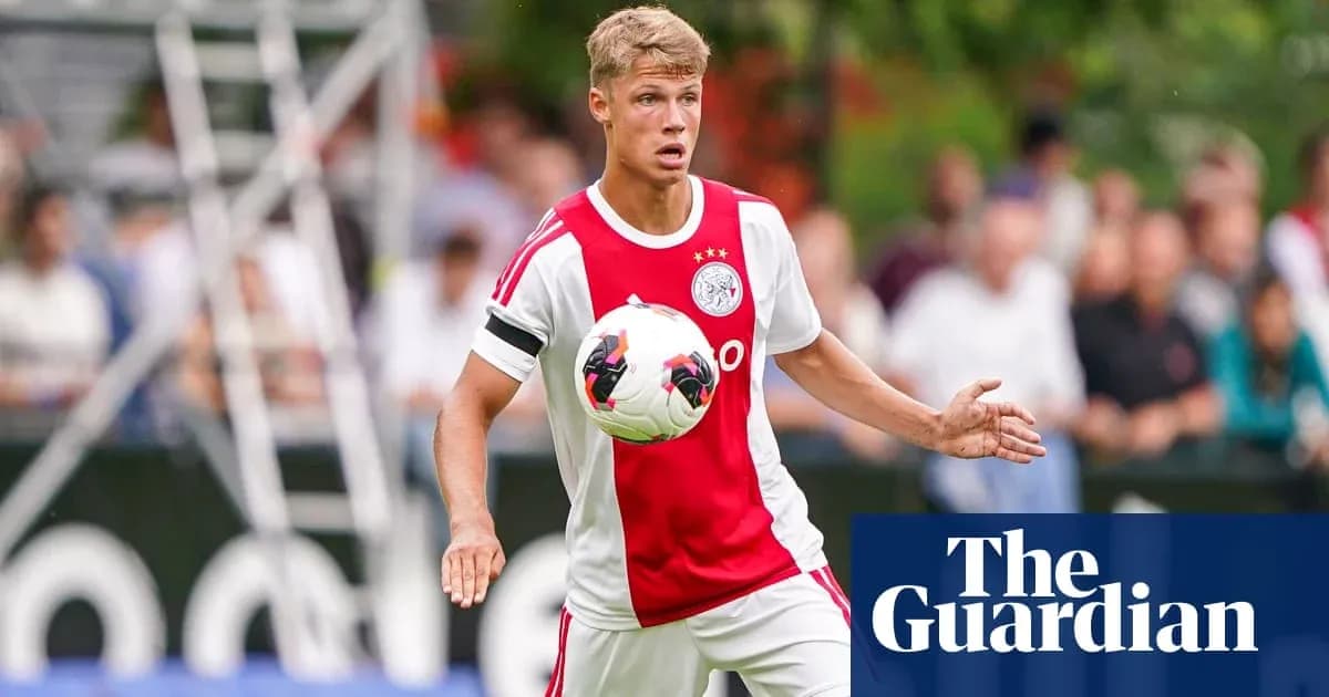 Futbolchi to'pni ushlab turib, harakatda Futbolchi to'pni ushlab turib, harakatda