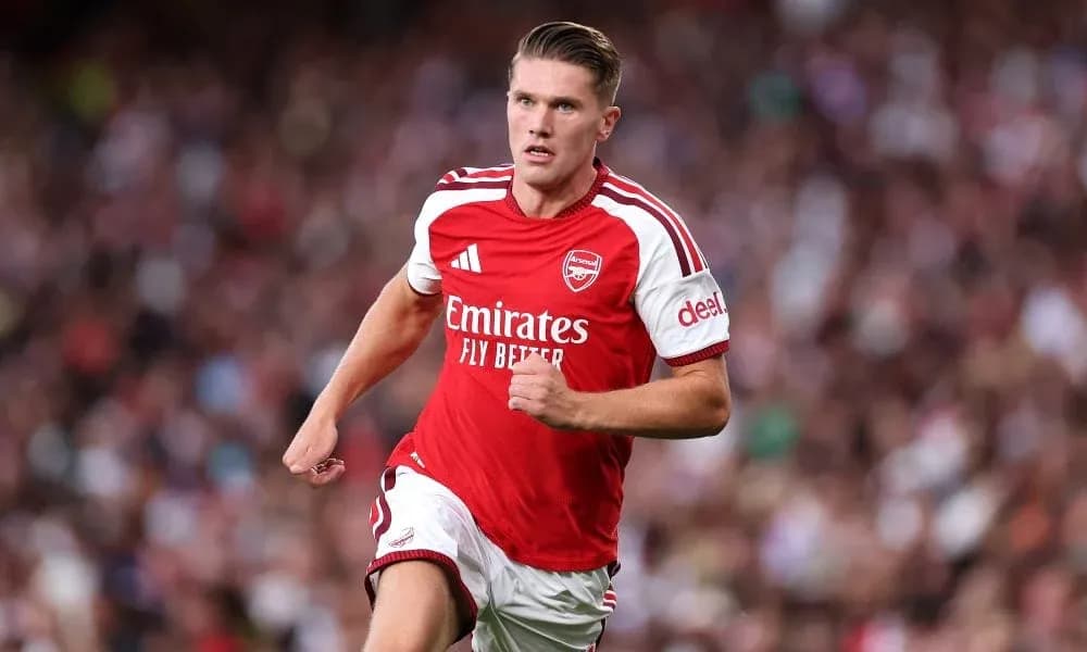 Futbolchi maydonda yugurayotgan Arsenal formasida Futbolchi maydonda yugurayotgan Arsenal formasida