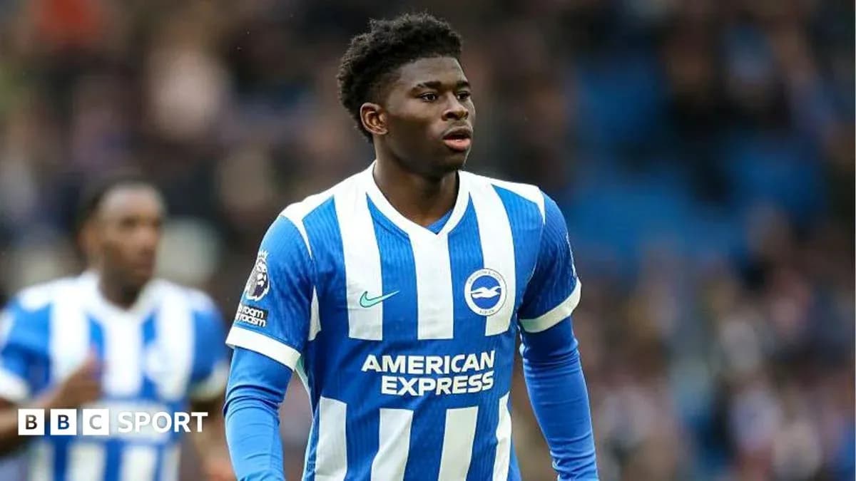 Futbolchi o'yinda Brighton formasi kiyib turibdi Futbolchi o'yinda Brighton formasi kiyib turibdi