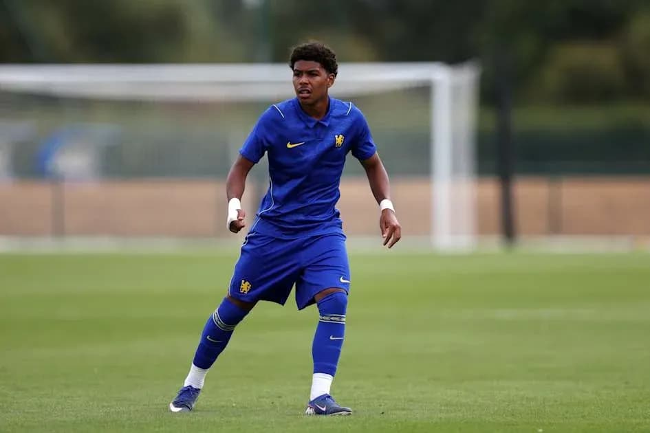Futbolchi mashg'ulotda harakatda Futbolchi mashg'ulotda harakatda