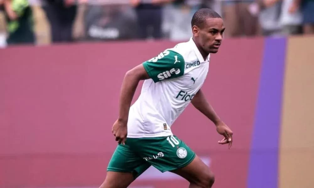 Futbolchi maydonda harakatda, Palmeiras formasi kiygan Futbolchi maydonda harakatda, Palmeiras formasi kiygan