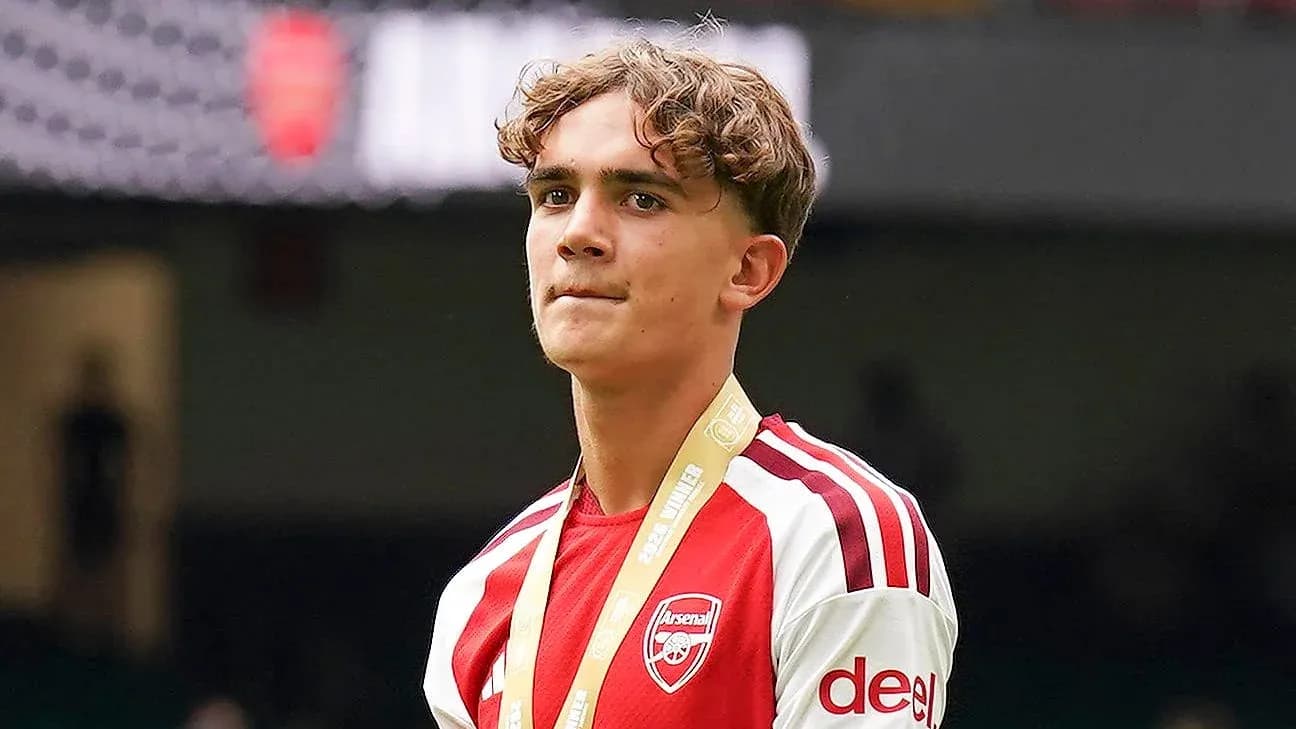 O'yinchi Arsenal formasida maydonda turibdi O'yinchi Arsenal formasida maydonda turibdi