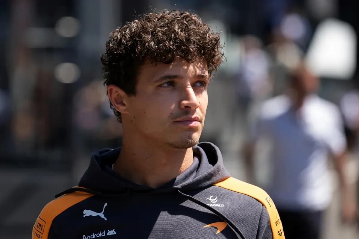 Yoshilarni qarab turgan poygachi, McLaren formasi Yoshilarni qarab turgan poygachi, McLaren formasi
