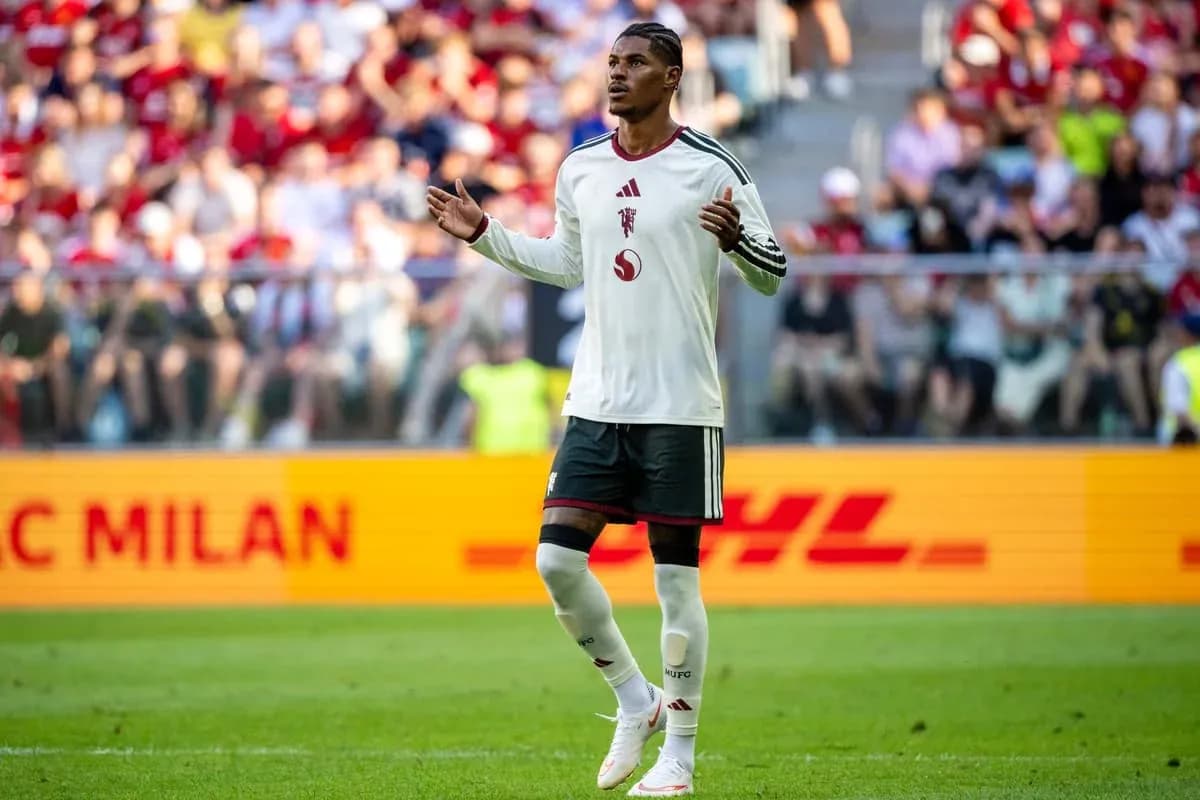 Futbolchi maydonda raqibga qarab turibdi Futbolchi maydonda raqibga qarab turibdi