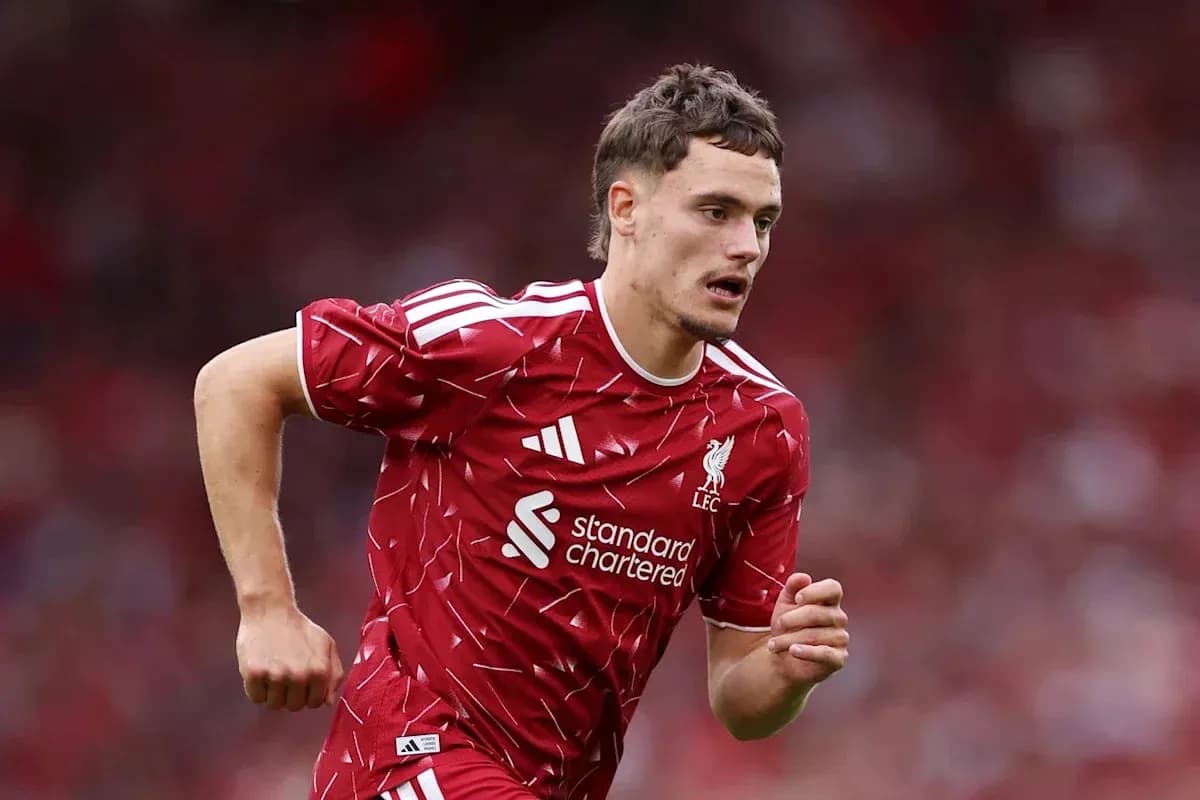 Futbolchi maydonda yugurayotgan Liverpool formasida Futbolchi maydonda yugurayotgan Liverpool formasida
