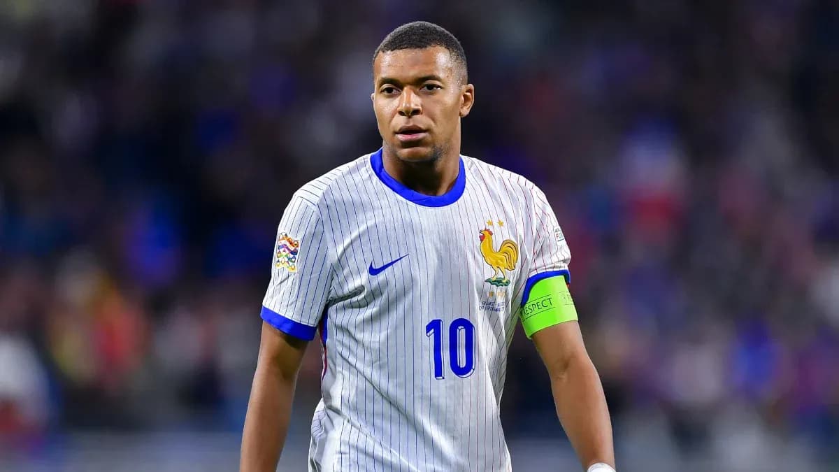 Futbolchi maydonda o'yin davomida harakatda Futbolchi maydonda o'yin davomida harakatda