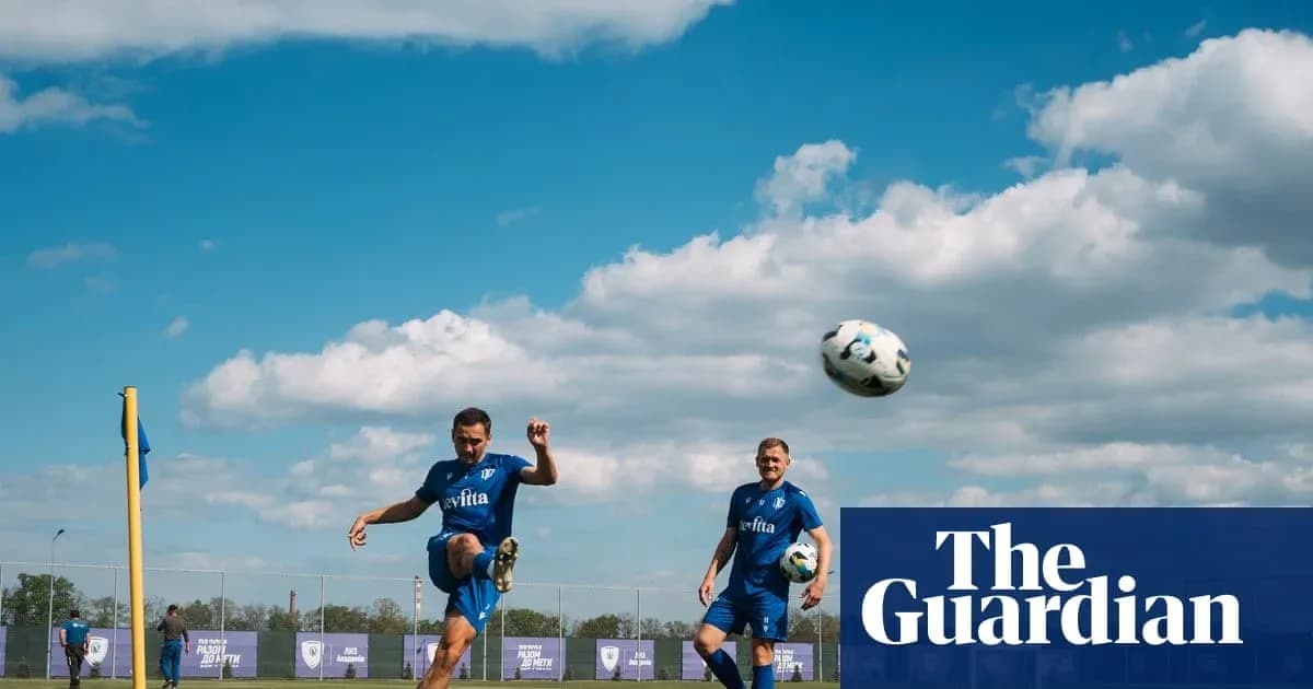 Ikkita futbolchi mashg'ulotda to'p tepmoqda Ikkita futbolchi mashg'ulotda to'p tepmoqda