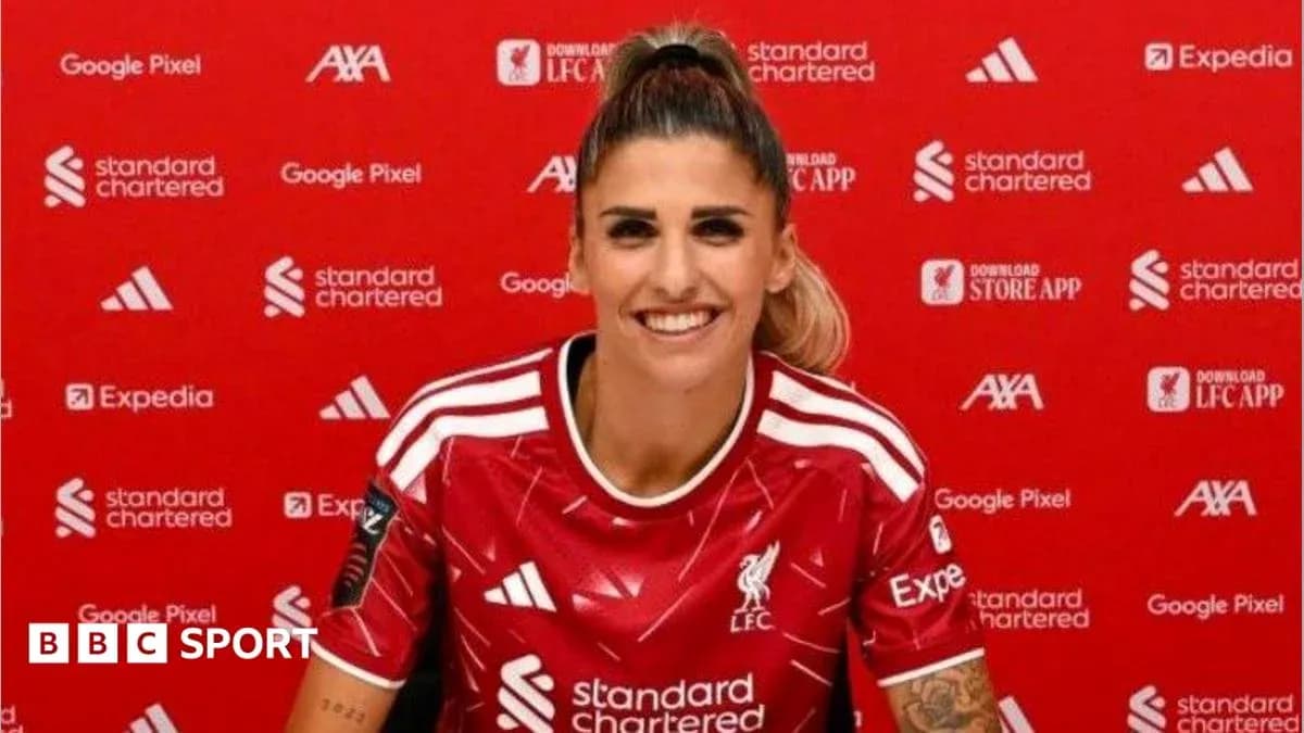 Futbolchi yangi Liverpool formasida, tabassum bilan Futbolchi yangi Liverpool formasida, tabassum bilan