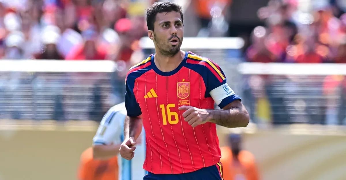 Futbolchi Ispaniya formasida maydonda harakatda Futbolchi Ispaniya formasida maydonda harakatda