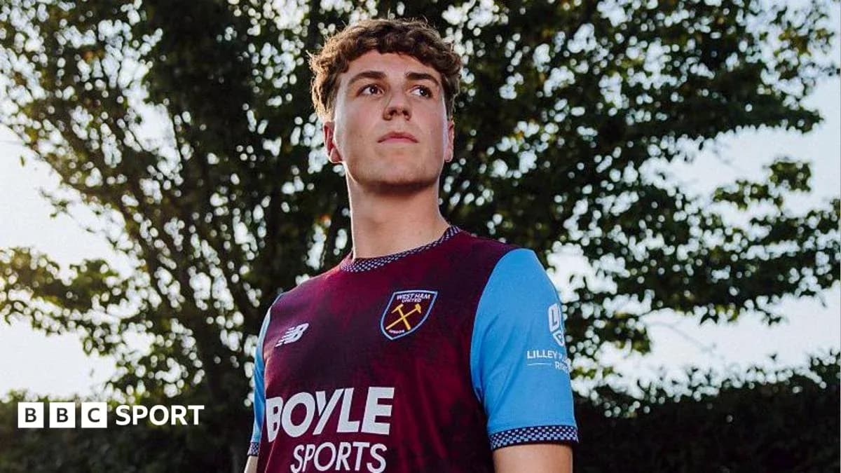 Yoshimura formasi West Ham formasida turibdi Yoshimura formasi West Ham formasida turibdi